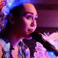 Miley Cyrus toca piano e chora ao cantar em programa de TV. Vídeo!