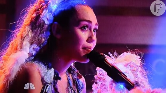 Miley Cyrus chorou ao cantar a música 'Twinkle Song' durante sua apresentação na estreia da nova temporada de 'Saturday Night Live'