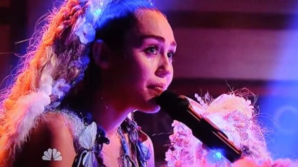 Miley Cyrus toca piano e chora ao cantar em programa de TV. Vídeo!