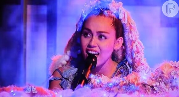 Durante a apresentação, Miley usou um look extravagante e também entoou 'Karen Don't Be Sad'