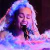 Miley Cyrus chora ao cantar a música 'Twinkle Song' durante sua apresentação na estreia da nova temporada de 'Saturday Night Live'
