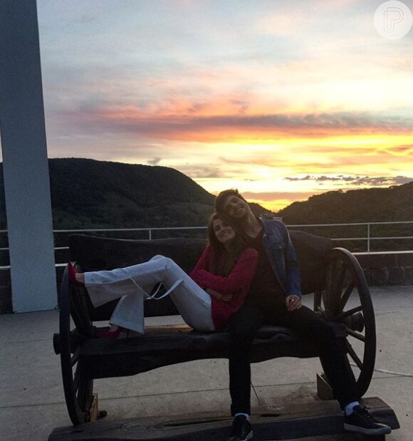 Camila curte o pôr do sol com o namorado, o modelo Lucas Cattani, no Sul nas férias