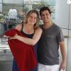 Fernanda Gentil e Matheus Braga deixam a maternidade com o filho, Gabriel