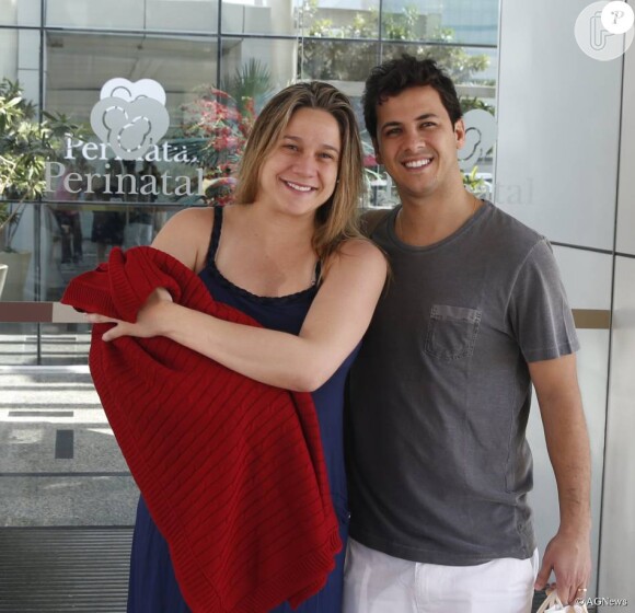Fernanda Gentil e Matheus Braga deixam a maternidade com o filho, Gabriel