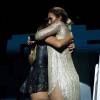 'Mulher talentosa, linda e guerreira', elogiou a cantora Lexa na legenda de uma foto em que abraça a veterana