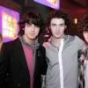 Os irmãos Joe, Kevin e Nick formaram o grupo da Disney Jonas Brothers, do filme 'Camp Rock'