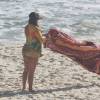Deborah Secco curtiu a tarde de sol na praia da Barra da Tijuca, Zona Oeste do Rio de Janeiro, mas não tirou a saída de praia