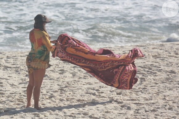 Deborah Secco curtiu a tarde de sol na praia da Barra da Tijuca, Zona Oeste do Rio de Janeiro, mas não tirou a saída de praia