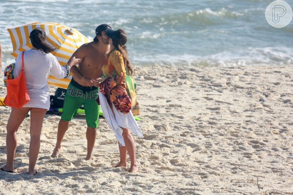 O casal trocou beijos apaixonados durante a tarde na praia