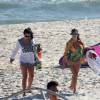 Deborah Secco, grávida de 7 meses, curte tarde na praia da Barra da Tijuca acompanhada de amigos e do marido, Hugo Moura