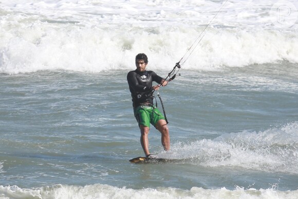 Hugo Moura praticou kitesurf enquanto a atriz o observava da areia com os amigos