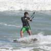 Hugo Moura fez manobras sobre a prancha no mar enquanto praticava kitesurf