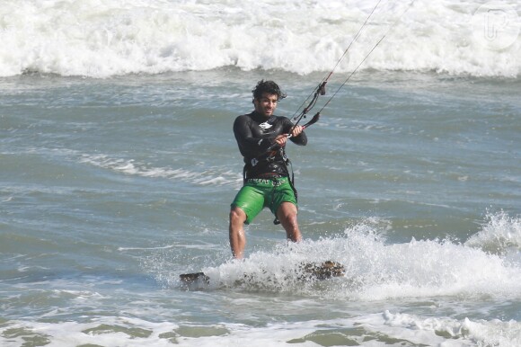 Hugo Moura fez manobras sobre a prancha no mar enquanto praticava kitesurf