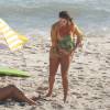Deborah Secco, grávida de 7 meses, curte tarde na praia da Barra da Tijuca acompanhada de amigos e do marido, Hugo Moura