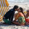 Deborah ganha um beijo carinhoso do marido, Hugo Moura, durante tarde na praia da Barra da Tijuca