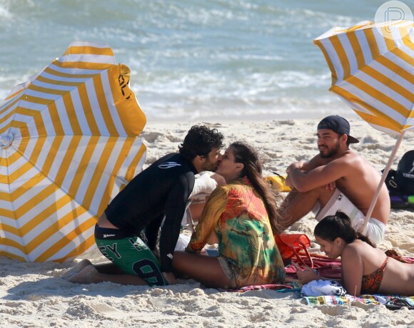 Deborah ganha um beijo carinhoso do marido, Hugo Moura, durante tarde na praia da Barra da Tijuca