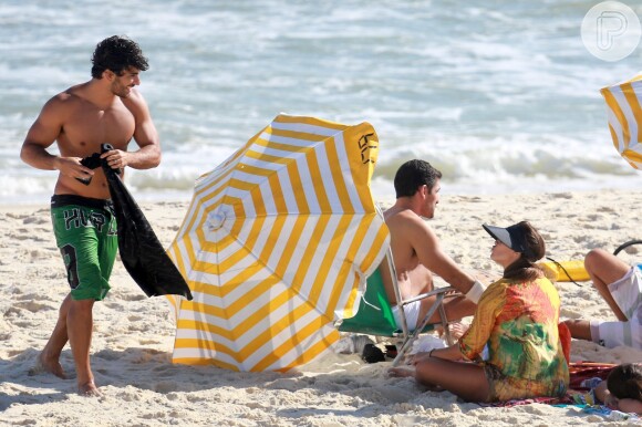 Ao sair do mar, Hugo Moura ganha um beijo da atriz a distância. Fofos!