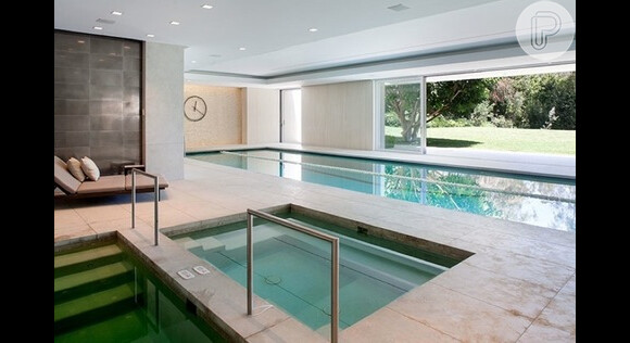 Além de uma piscina olímpica dentro de casa, existe outra piscina do lado de fora