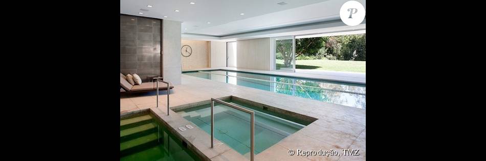 Alem De Uma Piscina Olimpica Dentro De Casa Existe Outra Piscina Do Lado De Fora Purepeople