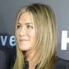 Jennifer Aniston exibe barriguinha suspeita em meio a rumores de gravidez
