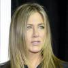Jennifer Aniston exibe barriguinha suspeita em meio a rumores de gravidez