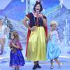 Rodrigo Faro, vestido de Branca de Neve, recebe as filhas, Maria e Helena, fantasiadas como as princesas do filme Frozen, da Disney, em seu programa na Record