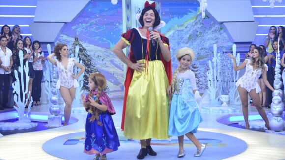 Rodrigo Faro recebe filhas fantasiadas de Frozen em programa de Dia das Crianças