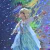 Maria se diverte interpretando a princesa Elsa do filme Frozen no palco da 'Hora do Faro'