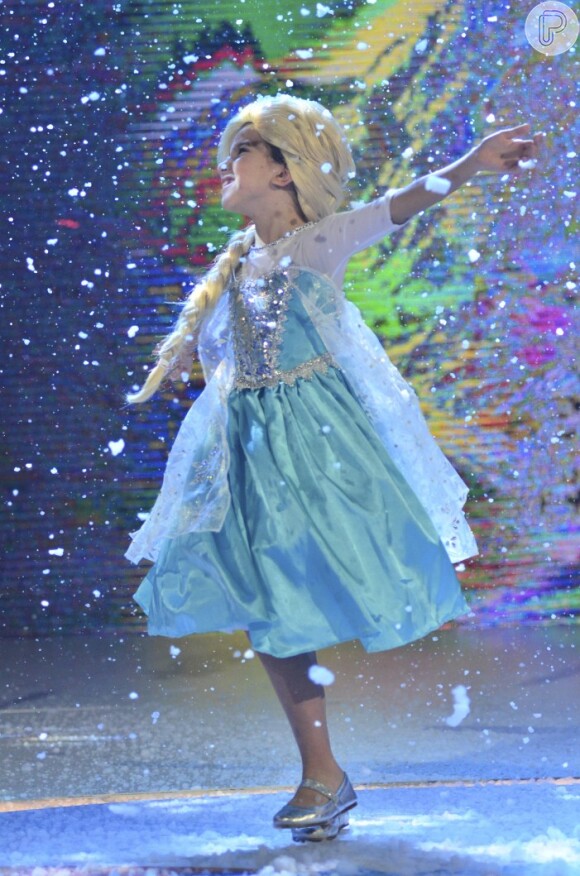 Maria se diverte interpretando a princesa Elsa do filme Frozen no palco da 'Hora do Faro'