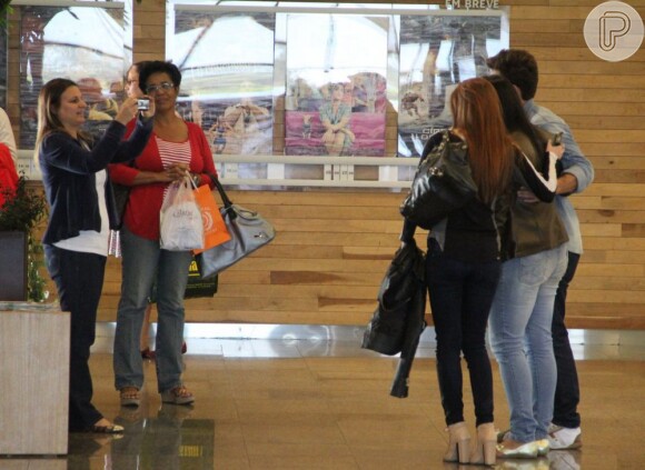 Marina Ruy Barbosa e Klebber Toledo posam com fã enquanto passeiam em um shopping da Barra da Tijuca, na Zona Oeste do Rio