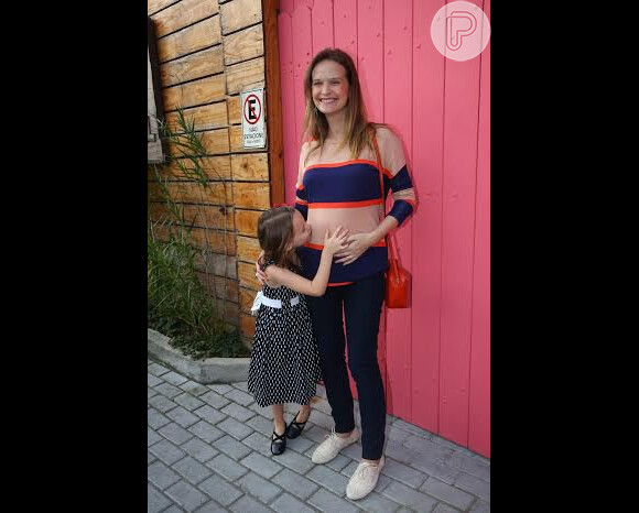 Fernanda Rodrigues, grávida de seu segundo filho, um menino, chega com a primogênita, Luisa, e ganha um beijinho na barriga