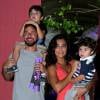 Juliana Paes e o marido, Carlos Eduardo Baptista, levaram os filhos Pedro e Antonio para a festa de aniversário de Olívia