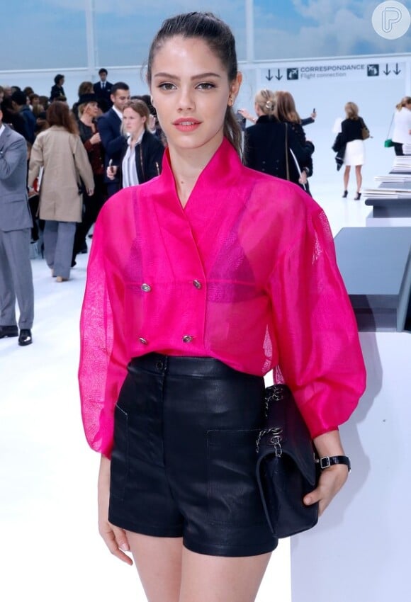 Laura Neiva usou um look delicado e superfeminino ao assistir o desfile da Chanel na semana de moda de Paris. O rosa é o tom do mês de outubro por uma causa nobre: a campanha de prevenção ao câncer de mama