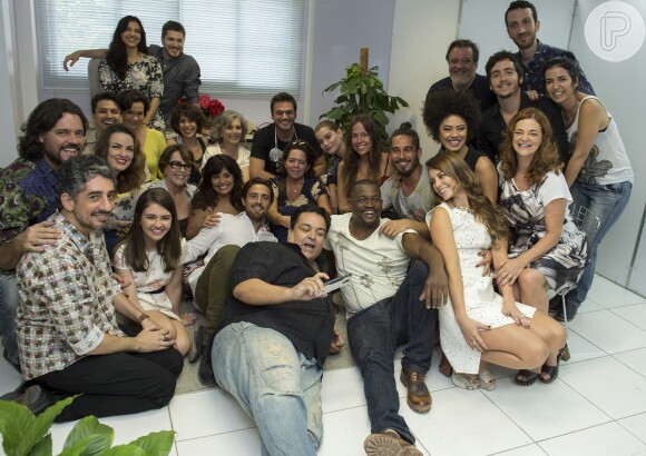 O elenco da novela 'Além do Tempo' se reuniu para apresentar a nova fase da trama à imprensa