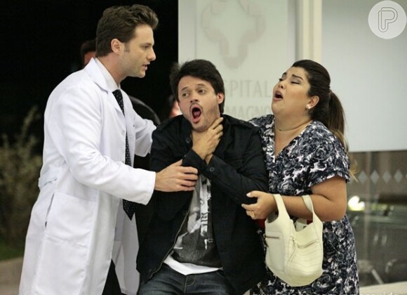Em outra tentativa de ter sua primeira vez, Perséfone (Fabiana Karla) causou uma crise alérgica em Renan (Álamo Facó), em 'Amor à Vida'