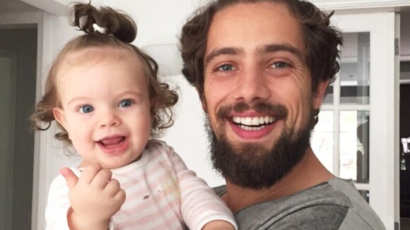 Rafael Cardoso brinca sobre papéis de pai antes de a filha nascer:'Enganava bem'