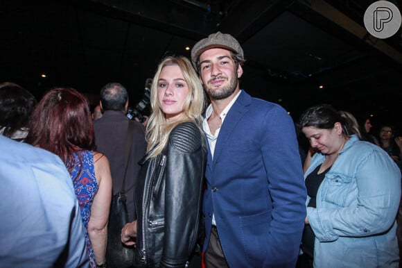 Fiorella Mattheis e Alexandre Pato prestigiaram o trabalho dos amigos e posaram para fotos
