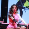 Anitta comandou neste sábado, 10 de outubro de 2015, o 'Show das Poderosinhas' no Rio. Com uma roupa cor-de-rosa, que deixou parte de seu corpo à mostra, a artista voltou a apresentar a música 'Bang', que teve seu clipe lançado na última noite