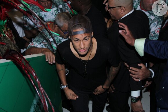 Neymar chegou sob forte esquema de segurança e ficou no camarote da presidência ao lado de Jayder Soares 
