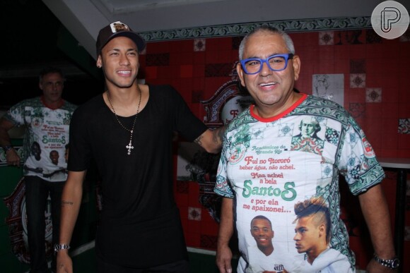 Neymar prestigiou Paloma Bernardi na coração da atriz com nova rainha de bateria da Grande Rio. Muito assediado por fãs e pela imprensa, o craque posou para fotos e precisou de forte esquema de segurança para chegar ao local