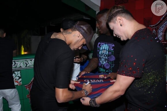 Neymar prestigiou Paloma Bernardi na coração da atriz com nova rainha de bateria da Grande Rio. Muito assediado por fãs e pela imprensa, o craque posou para fotos e precisou de forte esquema de segurança para chegar ao local