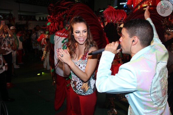 Paolla Oliveira caiu no samba na noite de sábado, dia 10 outubro de 2015, na quadra da Grande Rio. A atriz, que já foi rainha de bateria da agremiação, foi assistir a coração de Paloma Bernardi