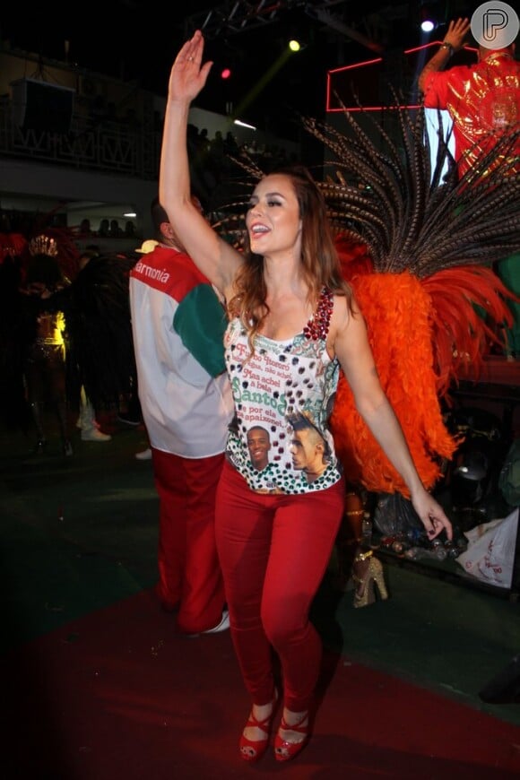 Paolla Oliveira caiu no samba na noite de sábado, dia 10 outubro de 2015, na quadra da Grande Rio. A atriz, que já foi rainha de bateria da agremiação, foi assistir a coração de Paloma Bernardi