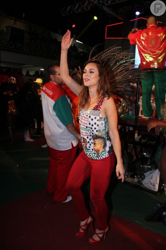 Paolla Oliveira caiu no samba na noite de sábado, dia 10 outubro de 2015, na quadra da Grande Rio. A atriz, que já foi rainha de bateria da agremiação, foi assistir a coração de Paloma Bernardi