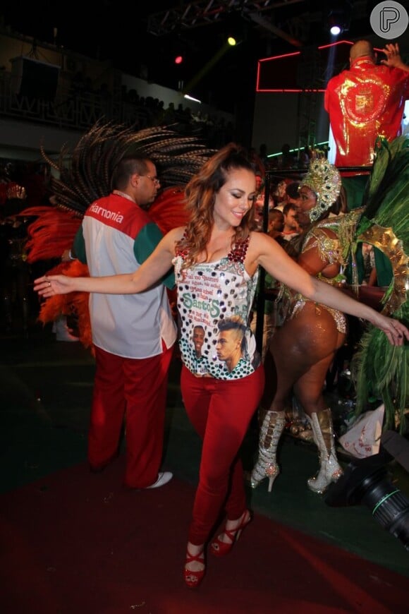Paolla Oliveira caiu no samba na noite de sábado, dia 10 outubro de 2015, na quadra da Grande Rio. A atriz, que já foi rainha de bateria da agremiação, foi assistir a coração de Paloma Bernardi
