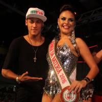 Paloma Bernardi é coroada por Neymar como rainha de bateria da Grande Rio