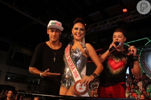 Paloma Bernardi foi coroada rainha de bateria da Grande Rio na noite de sábado, dia 10 de outubro de 2015, e contou com a presença de Neymar