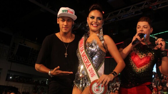 Paloma Bernardi é coroada por Neymar como rainha de bateria da Grande Rio