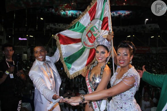 Paloma Bernardi foi coroada rainha de bateria da Grande Rio na noite de sábado, dia 10 de outubro de 2015