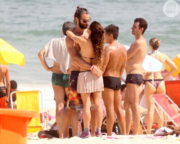 Flavio Tolezani, par de Grazi Massafera em 'Verdades Secretas', curtiu a praia do Leblon com a família na tarde deste domingo, 11 de outubro de 2015
